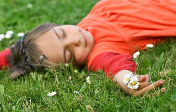 allong&eacute;e sur le dos dans l'herbe 3