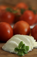 Mozzarella mit Basilikum und Tomaten