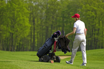 joueuse de golf sur le parcours