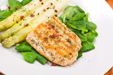 Lachs - gegrillt mit Spargeln und mit Wein