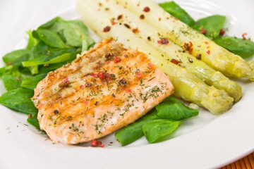 Lachs - gegrillt mit Spargeln und mit Wein