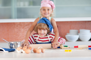 Obraz na płótnie Canvas Children having fun in the Kitchen