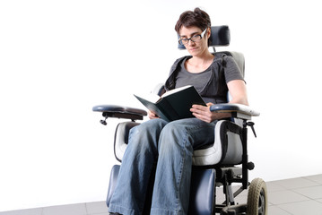 femme adulte handicapé dans chaise roulante