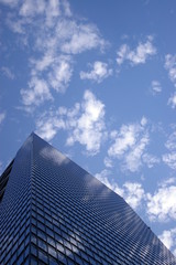 Fototapeta na wymiar Budowa i błękitne niebo
