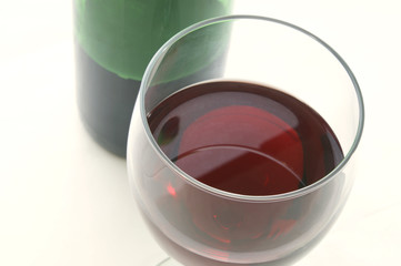 Rotwein in einem Glas