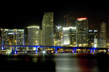 Fototapeta na wymiar Downtown Miami nocy widok budynków gospodarczych i most