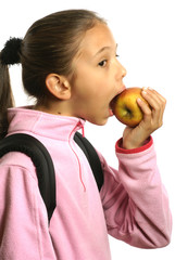 coll&eacute;gienne qui mange une pomme