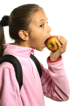 coll&eacute;gienne qui mange une pomme