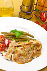 Gegrillte Fleischscheiben mit Soße