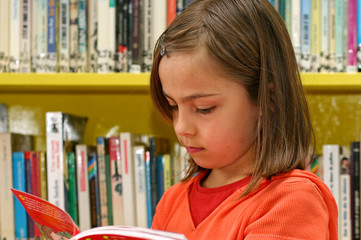 fillette à la bibliothèque 10