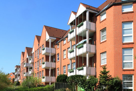 Wohnhaus im Gr&uuml;nen, Balkone, Hausfassade, Kiel, Deutschland