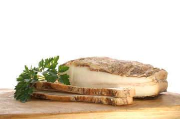 fetter Speck und Petersilie auf einem Holzbrett