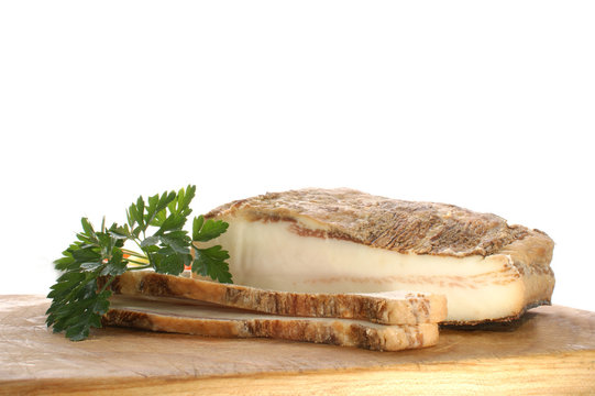 fetter Speck und Petersilie auf einem Holzbrett