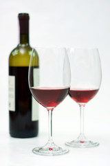 flasche rotwein und zwei gläser