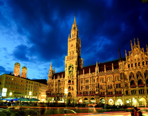 Obraz premium The night scene of Munich town hall