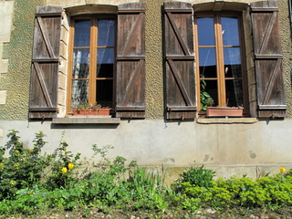 Obraz premium Façade de maison aux vieux volets de bois.
