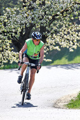 Aktiver Senior fährt Fahrrad für Fitness