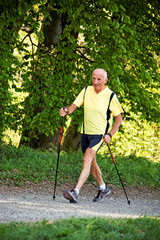 Älterer Mann beim Nordic walken