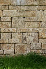 Steinmauer mit Rasen