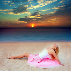 Fototapeta na wymiar Young woman near the ocean