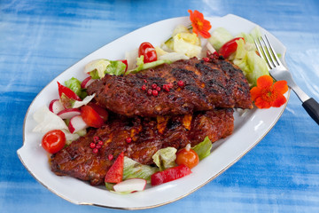 Spare Rib - gegrillt, mit Salat