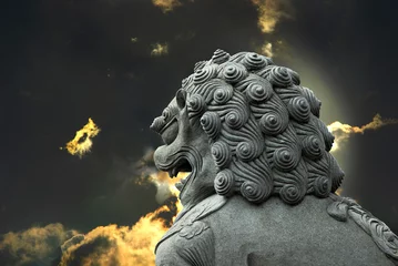 Fototapeten Stone lion with sky background © EASON