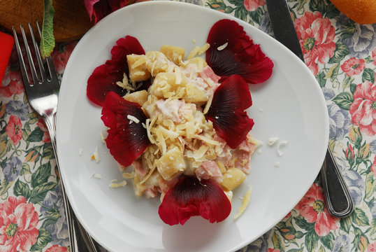 Gnocchi di patate al malvone - Cucina alle erbe e fiori eduli