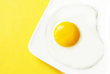 Papier Peint photo Lavable Oeufs sur le plat Fried Egg on White Plate