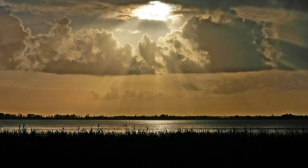 le soleil sur la Gironde à Pauillac (33)