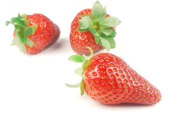 Drei Erdbeeren auf weißem Hintergrund