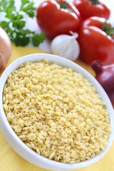 suppennudeln stelline, tomaten, zwiebel