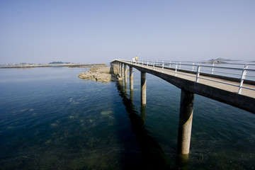 Obraz premium a long bridse to take boat to island