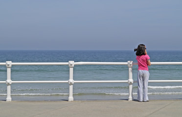 Niña frente al mar