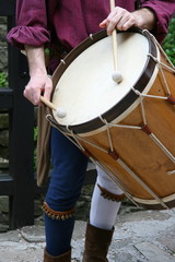 Fototapeta na wymiar średniowieczny perkusista