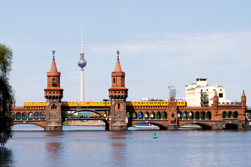 U-Bahn fährt über die Berliner Oberbaumbrücke - obrazy, fototapety, plakaty