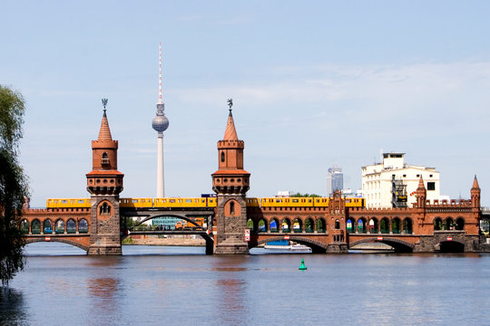 U-Bahn fährt über die Berliner Oberbaumbrücke