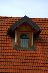finestra sul tetto di tegole rosse