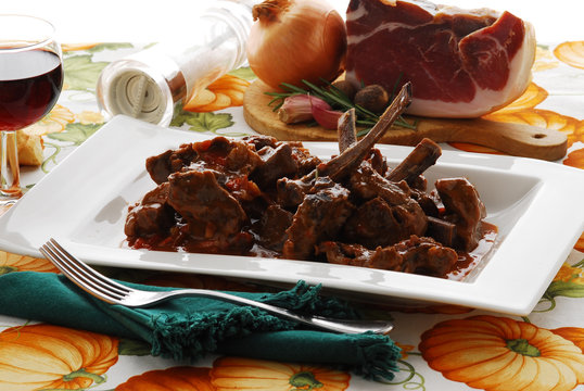 Pecora in umido con prosciutto e pomodoro - Prato Toscana