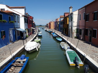 Fototapeta na wymiar Burano wyspa facing Wenecja i domy rybaków
