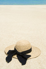Fototapeta na wymiar Straw Hat na plaży