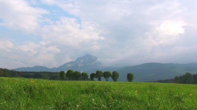 bayerische landschaft mit wolkem im zeitraffer