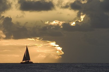 bateau sous le coucher de soleil © Production Perig