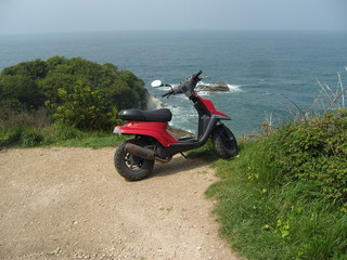 Scooter regardant l'océan
