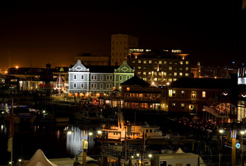 Fototapeta na wymiar Victoria & Alfred Waterfront bei Nacht