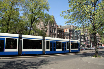 Fototapeta na wymiar Tramwaje wyborem Amsterdamie