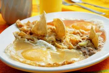 Huevos divorciados con chilaquiles. México.