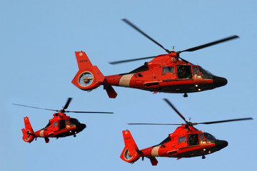 Fototapeta na wymiar Wybrzeże helikoptery straży w locie