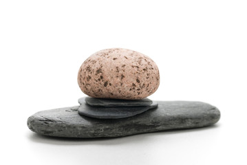Fototapeta na wymiar image isolée sur fond blanc - pierre zen granit rose