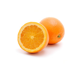 Arancia isolata su sfondo bianco