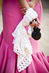 mantoncillo y castañuelas de un traje de flamenca